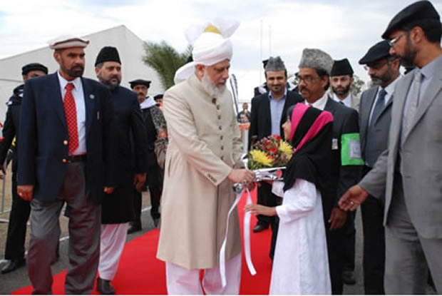 Huzur (aba) Arrival in Sydney Australia