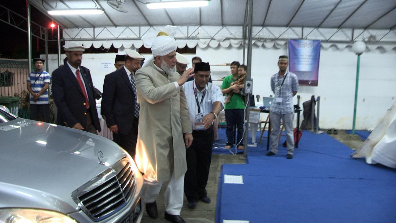 Huzur(aba) Arrives in Singapore