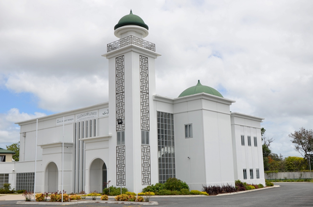Ahmadiyya Muslim Community Opens their Mosque to its Neigbhours