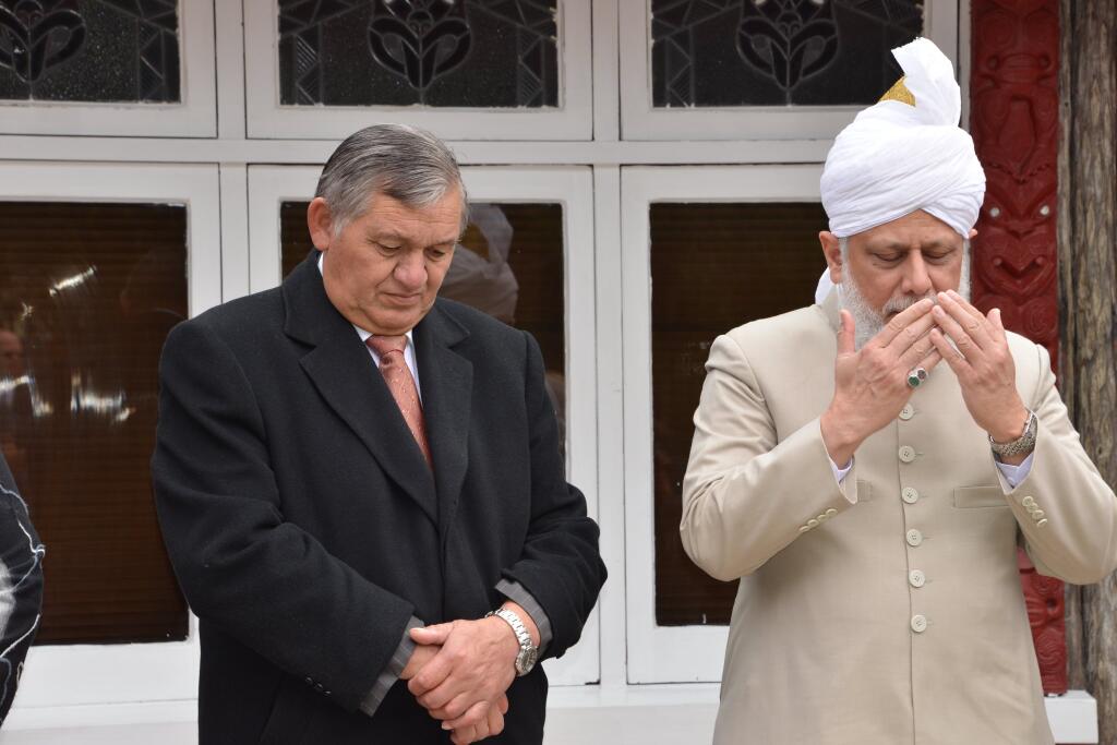 Huzur (aba) Visits Maori King